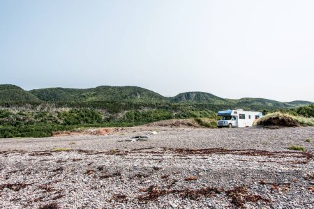 Foto de Camión Camper RV estacionado en la línea de costa de Cabo Bretón acantilado pintoresco ruta Cabot Trail, Nueva Escocia Hghlands Canadá. - Imagen libre de derechos