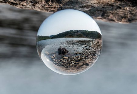 Foto de Bola de lente en el lago cerca de la línea de costa de Cape Breton Island acantilado pintoresco ruta Cabot Trail, Nueva Escocia Hghlands Canadá. - Imagen libre de derechos