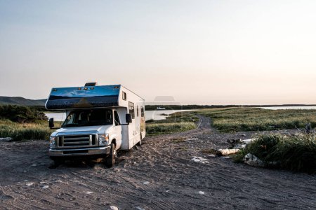 Foto de Camión Camper RV estacionado en la línea de costa de Cape Breton Island Sunset Cliff pintoresco Cabot Trail Nova Scotia Hghlands Canadá. - Imagen libre de derechos