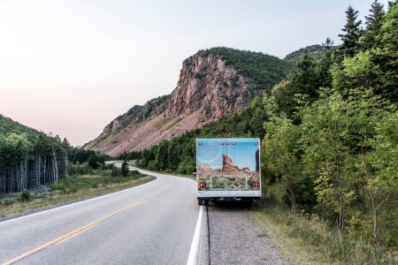 Téléchargez les photos : Camion camping-car stationné sur la route de la côte de l'île du Cap-Breton Sentier Cabot pittoresque, Nouvelle-Écosse Highlands Canada - en image libre de droit