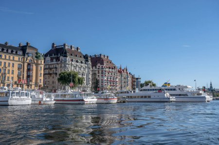 Foto de 27.09.2021 Suecia Estocolmo vista del bulevar Strandvagen y el distrito de Ostermalm en un día soleado. - Imagen libre de derechos
