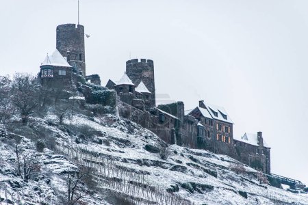 Foto de Winter Wonderland en Burg Thurant Castillo en los viñedos de Mosel situado en las colinas sobre el río Mosela Alemania Ciudad Alken - Imagen libre de derechos