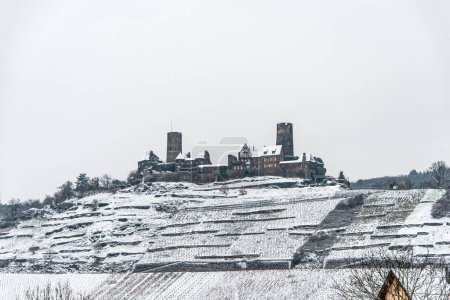Foto de Winter Wonderland en Burg Thurant Castillo en los viñedos de Mosel situado en las colinas sobre el río Mosela Alemania Ciudad Alken - Imagen libre de derechos
