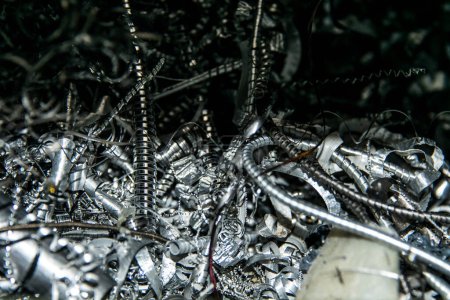 Téléchargez les photos : Ferraille Fermeture spirale torsadée copeaux d'acier métal tordu de la machine de tour Dans les installations industrielles. - en image libre de droit