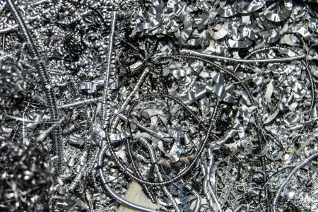 Foto de Chatarra Primeros planos virutas de acero en espiral trenzadas metal retorcido de la máquina de torno En plantas industriales. - Imagen libre de derechos