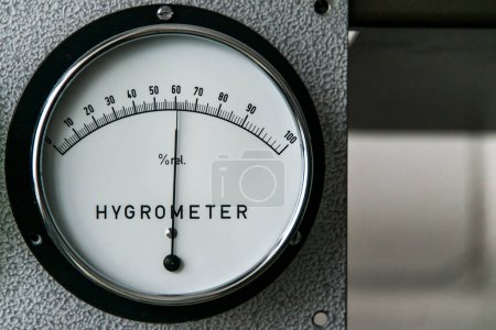 Téléchargez les photos : Hygromètre manomètre mesure de l'humidité sur une paroi métallique industrielle. - en image libre de droit
