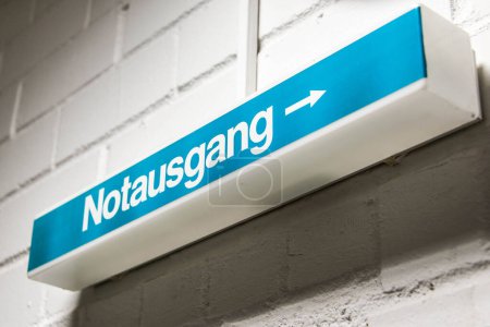 Téléchargez les photos : Signe allemand Notausgang signifiant Signe lumineux de sortie de secours. - en image libre de droit