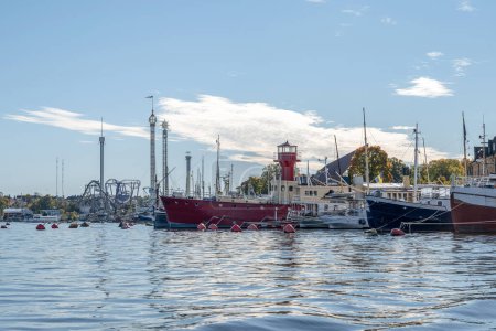 Téléchargez les photos : Beaux bateaux Grand voilier à Stockholm, Suède. Paysage marin d'été avec navires, journée ensoleillée. - en image libre de droit