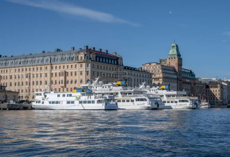 Foto de Suecia Estocolmo vista del distrito de Norrmalm con Taxi y Tour Barcos en un día soleado. - Imagen libre de derechos
