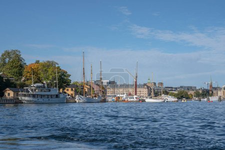 Téléchargez les photos : Beaux bateaux Grand voilier à Stockholm, Suède. Paysage marin d'été avec navires, journée ensoleillée. - en image libre de droit