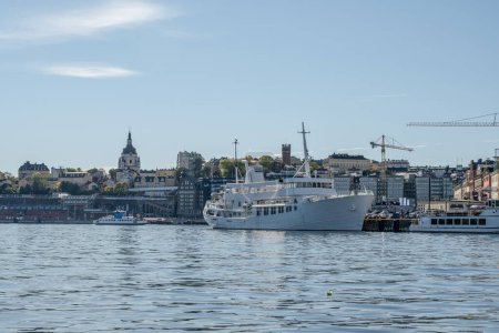 Foto de Panorama del verano escénico de la arquitectura del muelle Gamla Stan en Estocolmo, Suecia. - Imagen libre de derechos