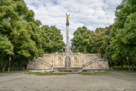 Téléchargez les photos : Munich Allemagne 30.08.2023 golden peace angel Friedensengel in Muenchen City Statue Fontaine de Munich. - en image libre de droit