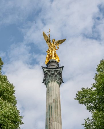 Téléchargez les photos : Munich Allemagne 30.08.2023 golden peace angel Friedensengel in Muenchen City Statue Fontaine de Munich. - en image libre de droit