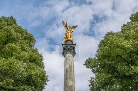 Foto de Ángel de la paz de oro Friedensengel en Muenchen Estatua de la ciudad Fuente de Munich. - Imagen libre de derechos
