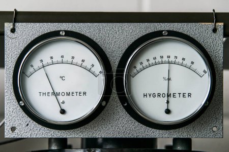 Téléchargez les photos : Thermomètre avec hygromètre manomètre mesure de l'humidité et de la température sur une paroi métallique industrielle. - en image libre de droit