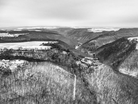 Téléchargez les photos : Vue aérienne rocher avec château médiéval Ehrenburg sur elle près de la rivière de la moselle à Brodenbach avec neige blanche hiver merveilleux collines forestières - en image libre de droit