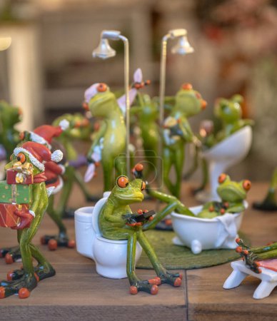 Téléchargez les photos : Ensemble de grenouilles en céramique de décoration dans diverses poses drôles pour la maison et le jardin. - en image libre de droit