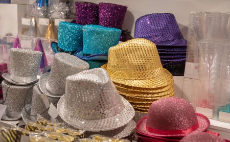 Foto de Coloridos sombreros de fiesta de víspera de año nuevo para la venta en una tienda brillo brillante colorido. - Imagen libre de derechos