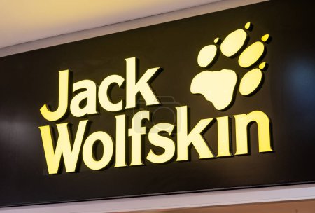Téléchargez les photos : Coblence ALLEMAGNE 14.12.2019 Jack Wolfskin store logo Producteur allemand d'équipements de plein air. - en image libre de droit