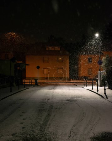 Foto de Fondo borroso. Vista de la ciudad, luces, nieve que cae, noche, calle, bokeh manchas de faros de coches en movimiento paisaje de invierno Luz de la linterna, nevadas - Imagen libre de derechos