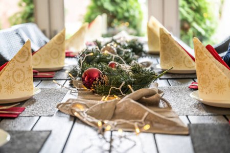 Téléchargez les photos : Décoration de table de dîner festive pour Noël avec papier, lumières. - en image libre de droit