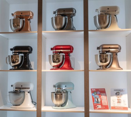 Téléchargez les photos : 14.12.2019 Coblence, Allemagne - modèle de mélangeurs d'aide à la cuisine avec différentes couleurs pastel sur fond blanc dans un magasin. - en image libre de droit