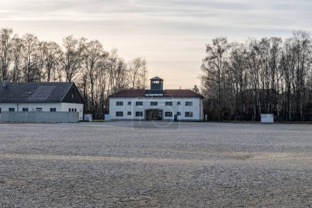 Téléchargez les photos : Bâtiment principal de sécurité, entrée au camp de concentration de Dachau à Dachau, Allemagne
. - en image libre de droit