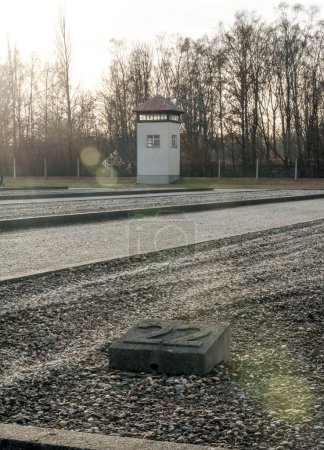 Foto de Antigua Segunda Guerra Mundial Watchtower en el memorial del campo de concentración de Dachau. - Imagen libre de derechos