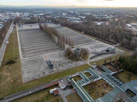 Téléchargez les photos : Vue aérienne du camp de concentration de Dachau en Bavière, Allemagne. - en image libre de droit