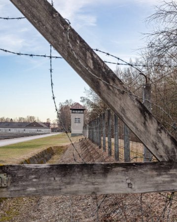 Foto de Antigua Segunda Guerra Mundial Watchtower en el memorial del campo de concentración de Dachau. - Imagen libre de derechos
