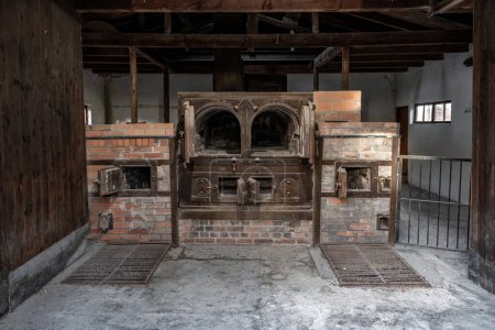 Téléchargez les photos : Dachau, Allemagne - Four dans le crématorium du camp de concentration de Dachau pour brûler des morts. - en image libre de droit