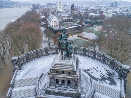 Foto de Inundación de aguas altas en la ciudad de Koblenz Monumento histórico de Alemania Rincón alemán en invierno, donde los ríos Rin y Mosele fluyen juntos. - Imagen libre de derechos