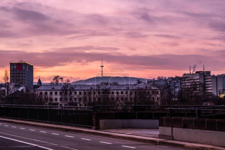 Téléchargez les photos : Coucher de soleil coloré sur une énorme tour d'émetteur au-dessus de la ville allemande Coblence et de la vallée du Rhin moyen. - en image libre de droit