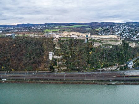 Forteresse d'Ehrenbreitstein vue panoramique aérienne à Coblence. Coblence est une ville sur le Rhin, rejoint par la Moselle
.