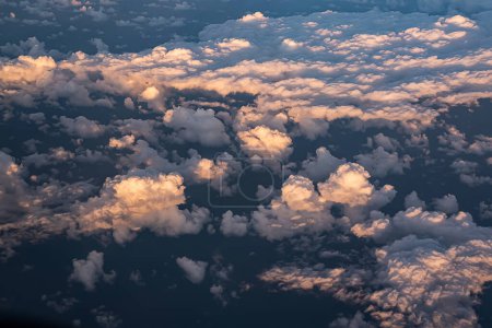 Téléchargez les photos : Beau ciel couchant au-dessus des nuages avec une lumière dramatique. Vue de la cabine depuis l'avion. - en image libre de droit