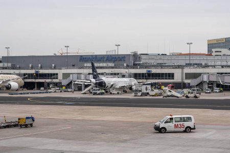 Foto de Frankfurt Alemania 29.10.19 Lufthansa Airbus avión de dos motores en el aeropuerto de Fraport esperando el vuelo. - Imagen libre de derechos