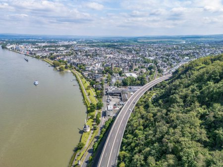 Téléchargez les photos : Andernach, Allemagne - Vue aérienne de la ville d'Andernach par le célèbre fleuve Rhin en été par une journée ensoleillée. - en image libre de droit