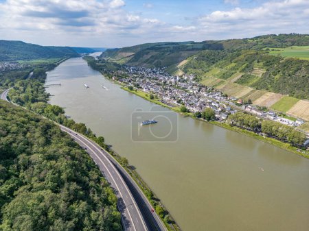 Foto de Alemania Aérea del río Rin en Andernach cerca del mirador de Koblenz sobre el pueblo de Leutesdorf y el valle del río. - Imagen libre de derechos