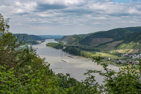Foto de Alemania el río Rin en andernach cerca del mirador de Koblenz sobre la aldea Leutesdorf y el valle del río. - Imagen libre de derechos