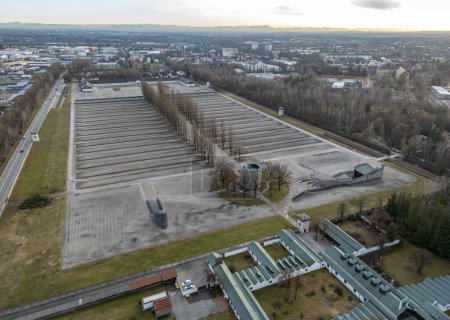 Téléchargez les photos : Vue aérienne du camp de concentration de Dachau en Bavière, Allemagne. - en image libre de droit