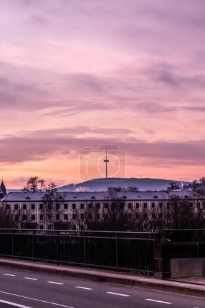Téléchargez les photos : Coucher de soleil coloré sur une énorme tour d'émetteur au-dessus de la ville allemande Coblence et de la vallée du Rhin moyen. - en image libre de droit