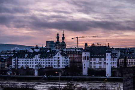 Foto de Salida del sol en Koblenz, Alemania Vista del casco antiguo en la orilla del río Mosel. - Imagen libre de derechos