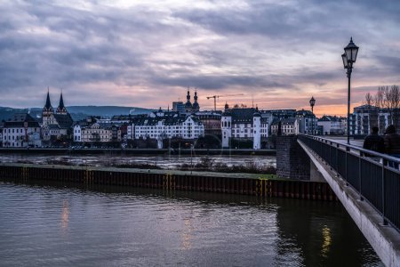 Salida del sol en Koblenz, Alemania Vista del casco antiguo en la orilla del río Mosel.