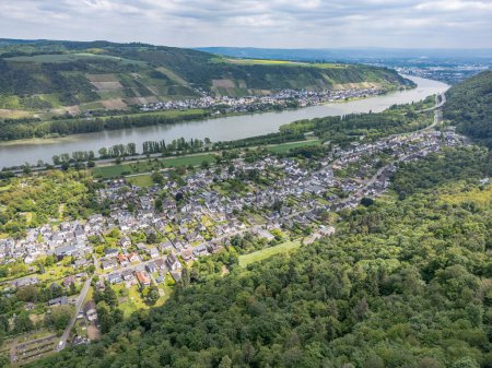 Vista aérea de la ciudad de Andernach Namedy y el valle del río Rin en un día soleado de verano.