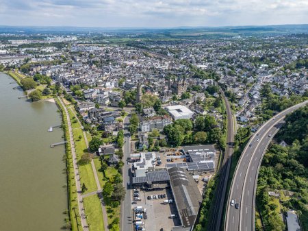Andernach, Alemania - Vista aérea de la ciudad de Andernach junto al famoso río Rin en verano en un día soleado.