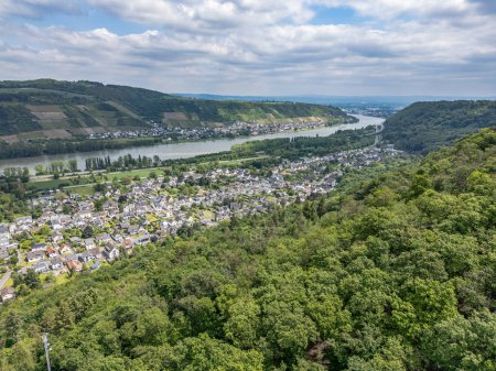 Luftaufnahme der Stadt Andernach Namedy und des Rheintals an einem sonnigen Sommertag.