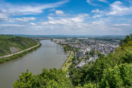 Andernach, Allemagne - Vue aérienne de la ville d'Andernach par le célèbre fleuve Rhin en été par une journée ensoleillée.