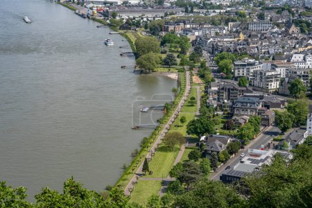 Andernach, Allemagne - Vue aérienne de la ville d'Andernach par le célèbre fleuve Rhin en été par une journée ensoleillée.