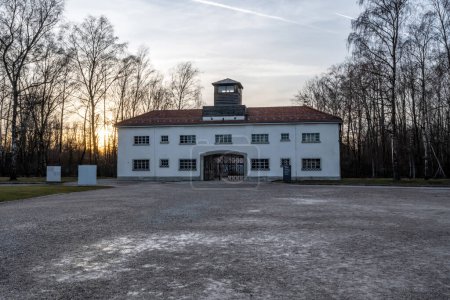 Foto de Edificio de seguridad principal, entrada al campo de concentración de Dachau en Dachau, Alemania
. - Imagen libre de derechos