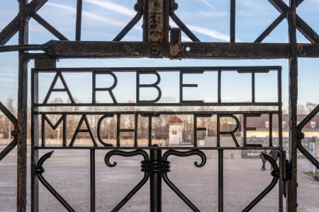 DACHAU, DEUTSCHLAND Arbeit setzt freie Zeichen an Toren im KZ Dachau.